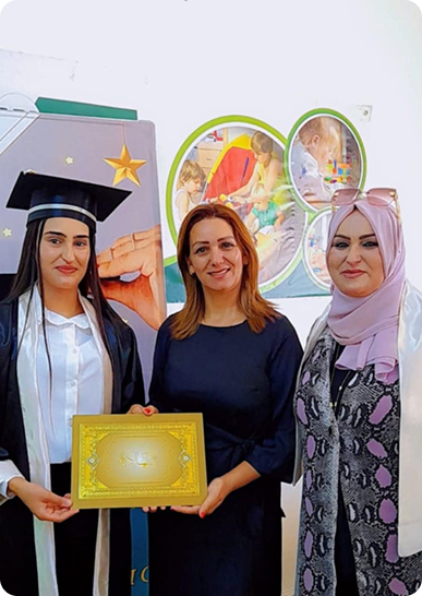 Une formatrice et deux étudiantes en formation