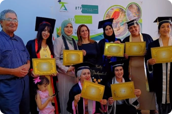 Image de groupe de diplômés souriants